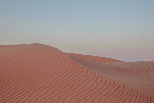 在尘世之外荒丘，摄下风与沙的极简幻境