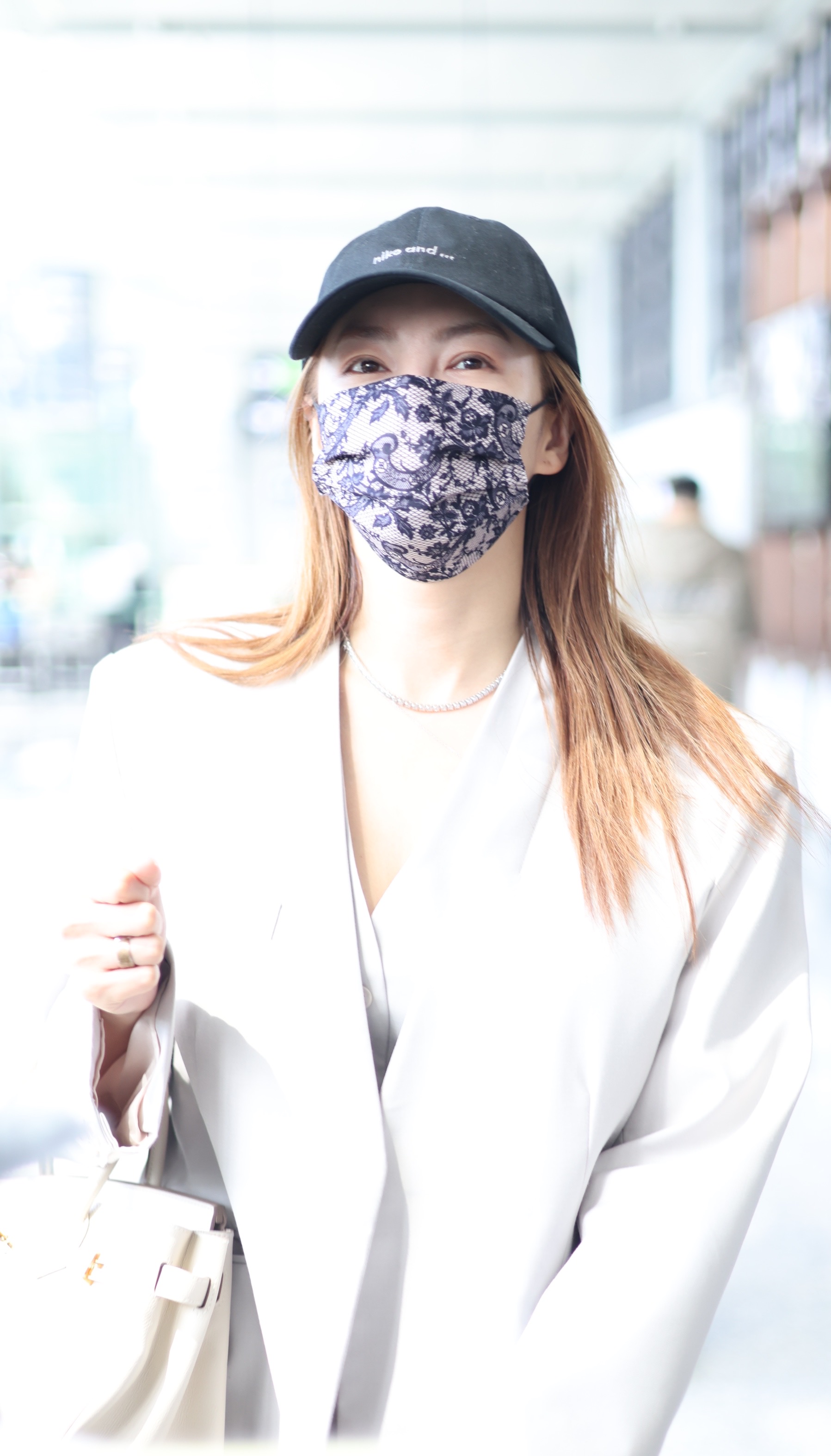 业务超忙张雨绮摆渡车上看手机 摘口罩素颜状态佳