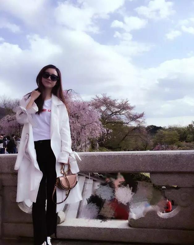 拍照怎么拍出网红风格 f71f62d6489341a1b9ac5e508d5af8ff.jpeg