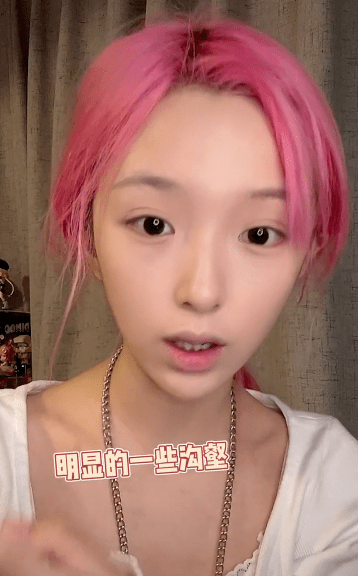 其实,机智张如今的素颜与小时候的她极为相似,日前