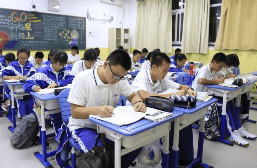 住校和走读差距太大 048818783fff4ac1931d21738e108170.png