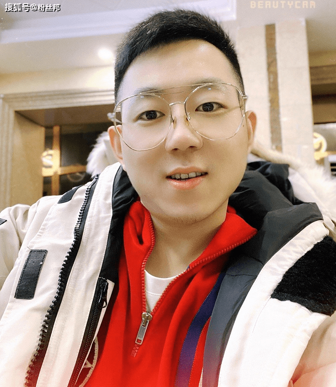 王小源高调晒满背纹身,被调侃30万纹的属实好看,这值得炫耀吗