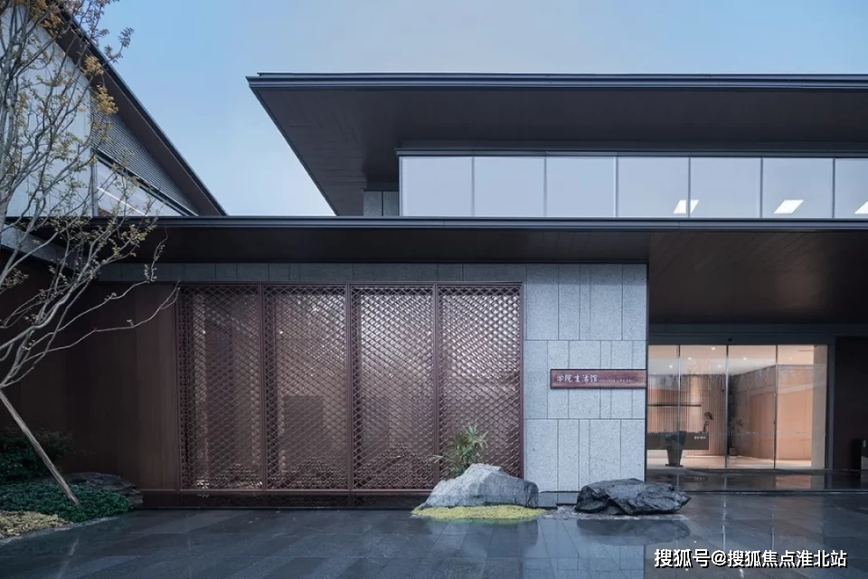 学院生活馆入口以大飘板灰空间营造归家仪式.