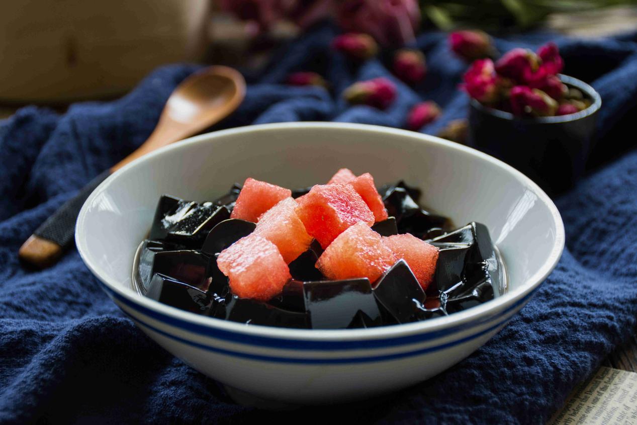 灵山凉粉:晶莹剔透水晶身,口感细滑透心凉