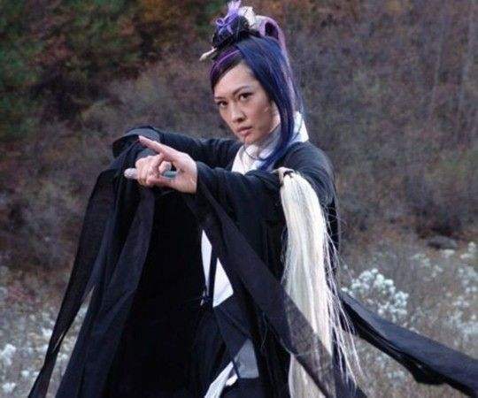 她是最“性感”的李莫愁，今52岁仍韵味十足，被富豪老公被宠上天