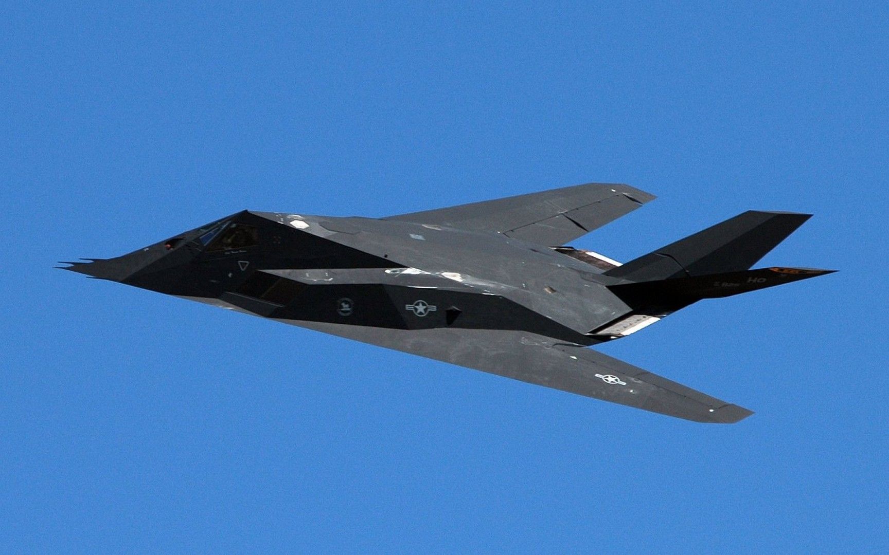 美军f-117隐身战机,海湾战争的秘密武器,为何被迫退役!_地面进攻