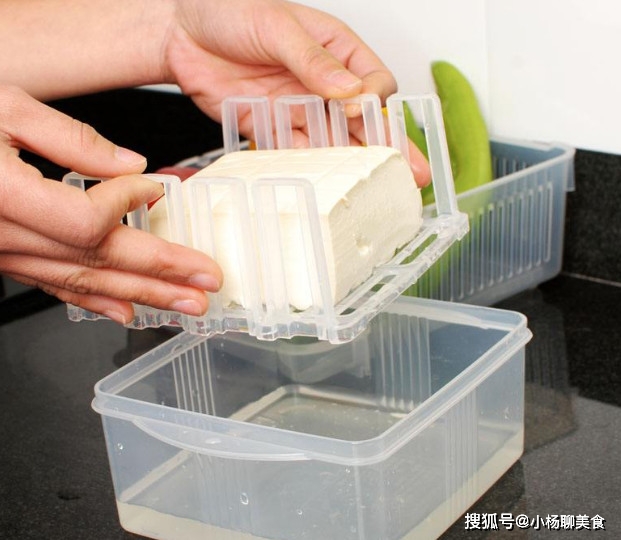 当天没吃的新鲜豆腐不要扔 这样简单保存 隔天吃不会馊变味 冰箱