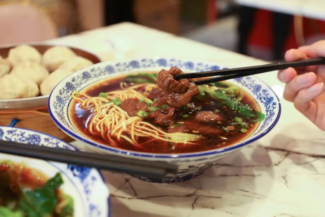 南京人对老卤面的钟爱是狂热的,每个南京人的心中总有一家让自己魂牵