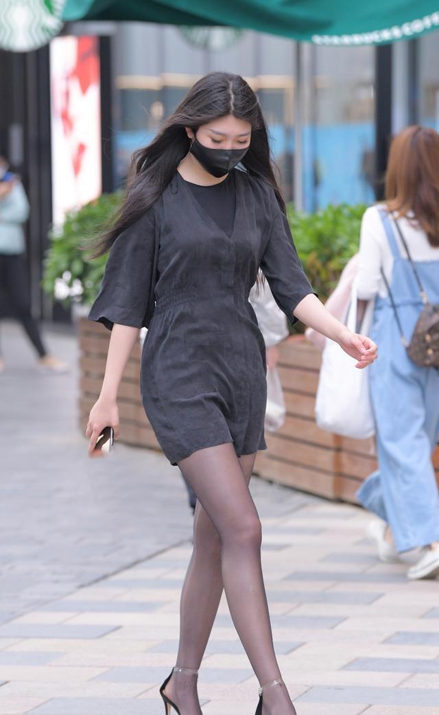 连衣裙穿搭温婉优雅,从视觉上把身材拉长,低调高雅清新可人