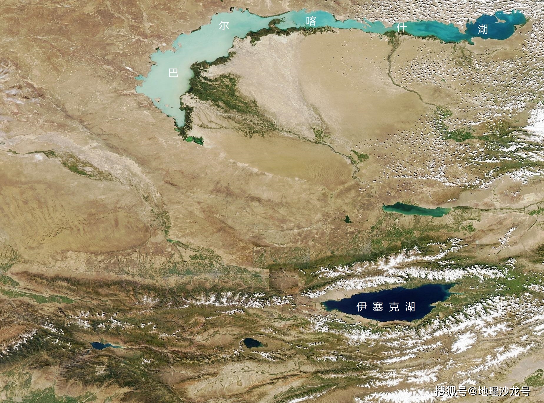天山山脉北麓的伊塞克湖,有中亚明珠之称,湖水终年不结冰