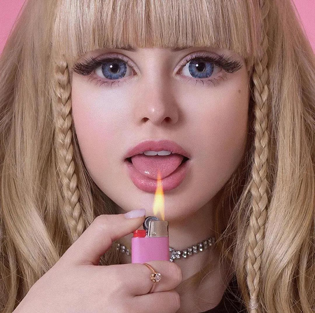 她被"圈养""调教"27年,最终成了人间芭比,这样的父母太可怕_kenova