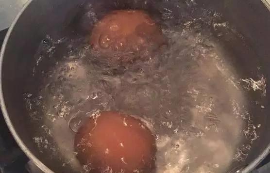 鸡蛋可以放进沸水里直接煮吗 269a375d9b9345f3a98336ab6ea59a4a.jpeg