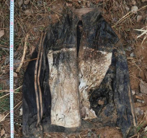 宁夏荒草地现一具女性尸骨,死者衣物曝光,警方通报详情_手机搜狐网