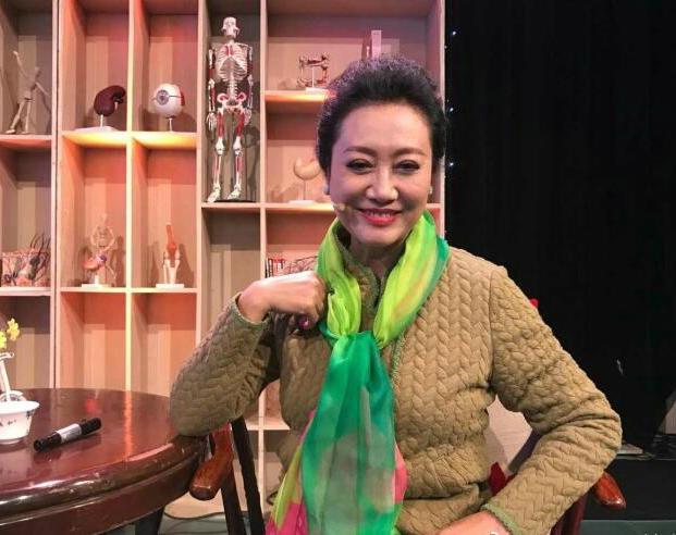 王丽云坐车里自拍,气色蜡黄皮肤下垂,这才是真实的老人样!