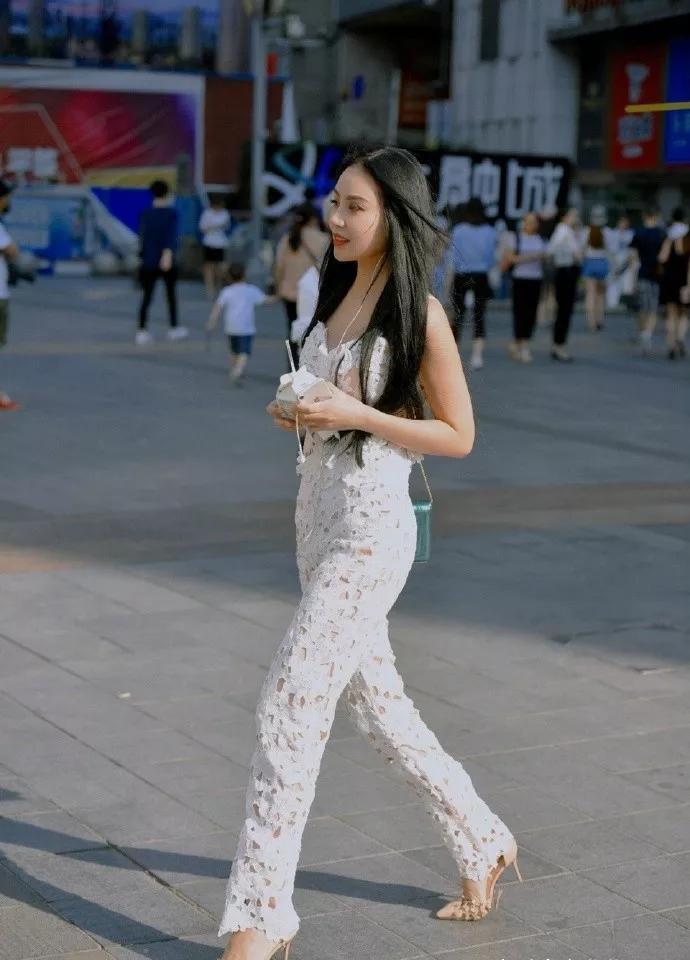 美女脚上踩着一双尖头的高跟鞋走路的姿态看上去更加的有女人味