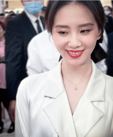 刘诗诗出席活动生图和精修差距大眼袋重法令纹深还浮粉