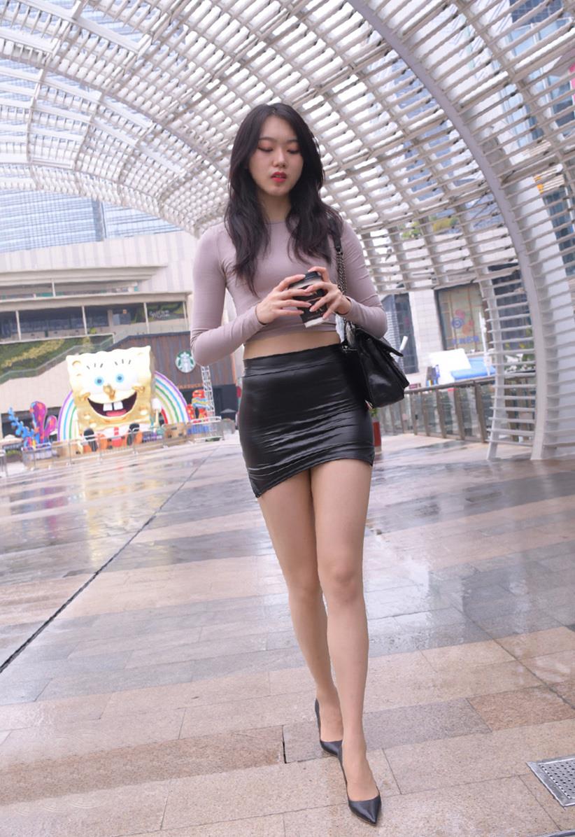会穿搭的女人就是自信穿短皮裙秀美腿气质显得优雅又高冷