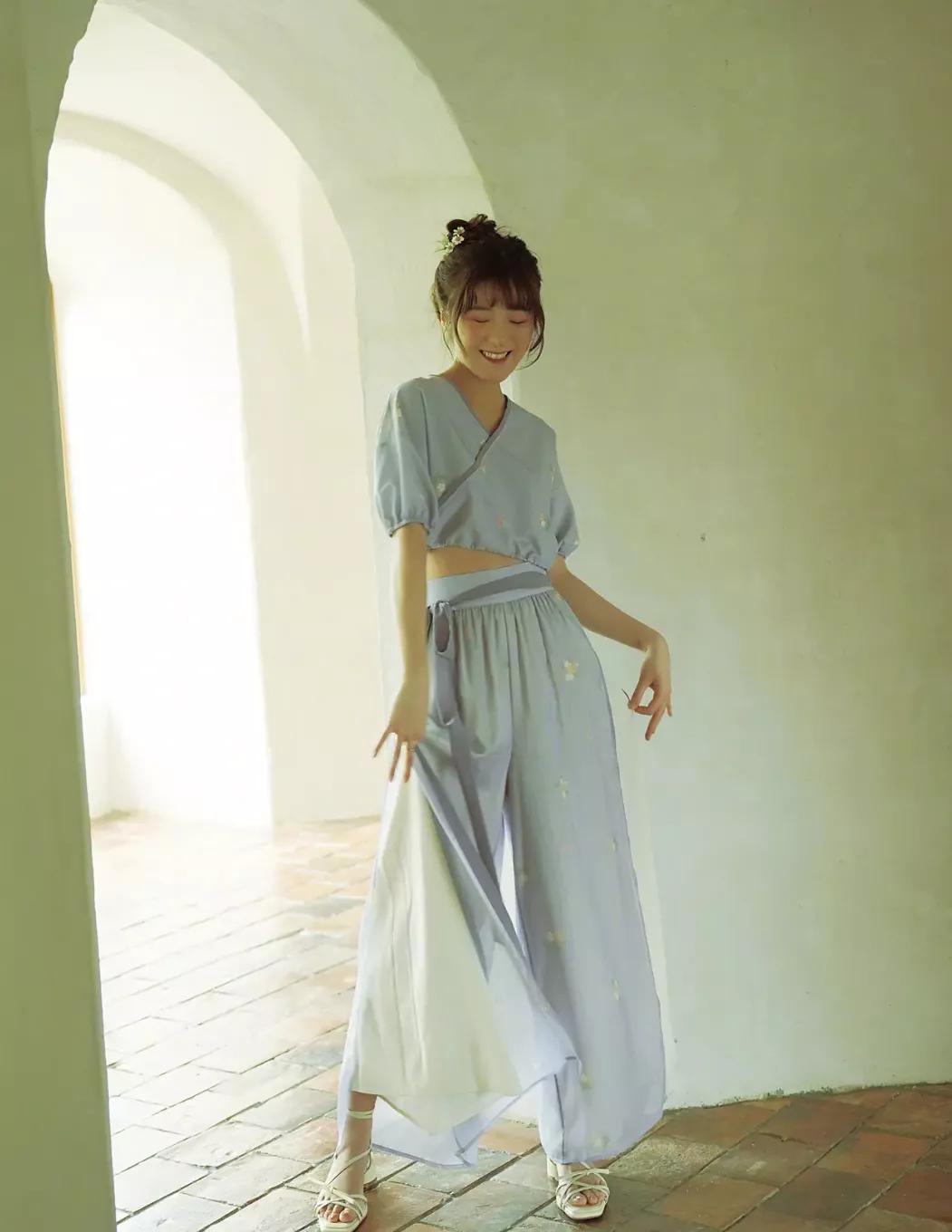 徐娇改良汉服可爱妖娆!裙裤露脐装配凉鞋穿帮,吴云飞评论被忽视?