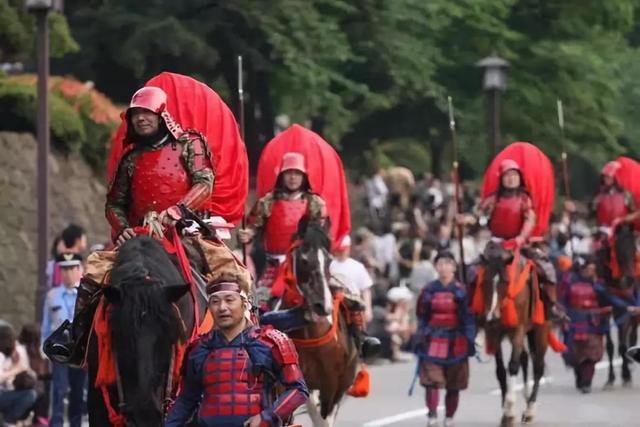 古代日本武士外出打仗背的大包袱是啥解释让人起鸡皮疙瘩