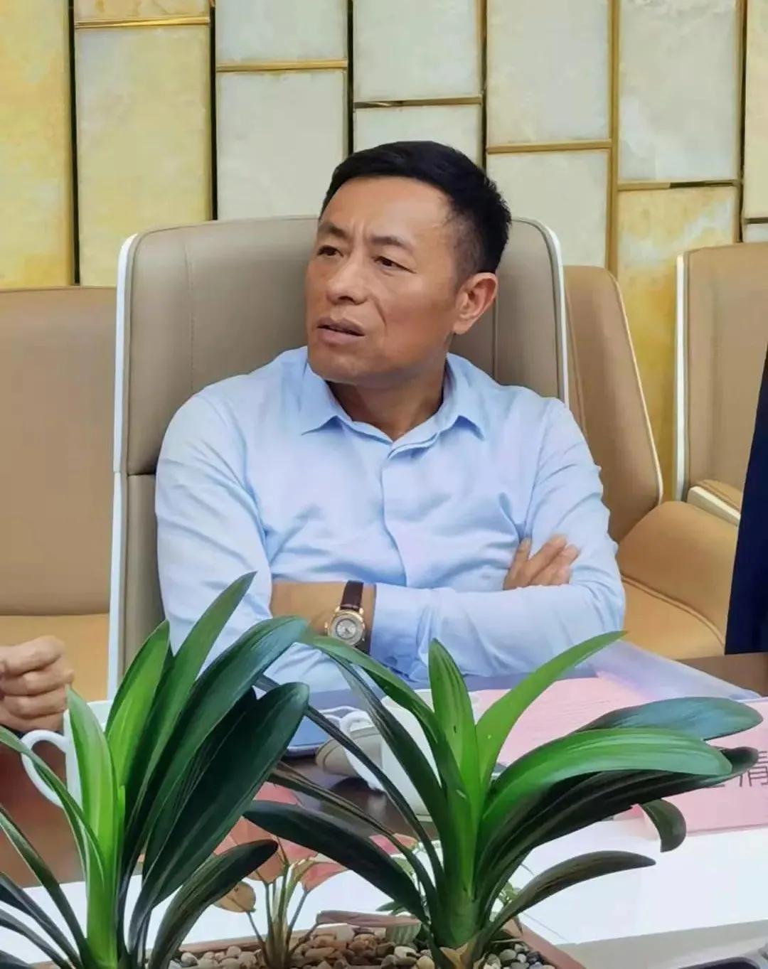 (中民石材产业集团董事长邱尚启主持会议)本次股东会由邱尚启董事长