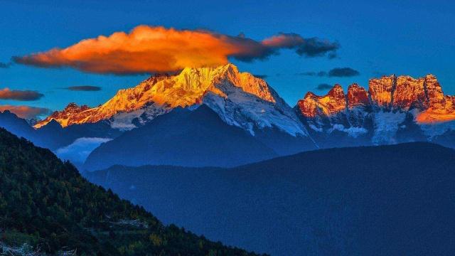 我国的四大神山之一，景观秀美壮丽，迄今仍是无人能登顶的处女峰
