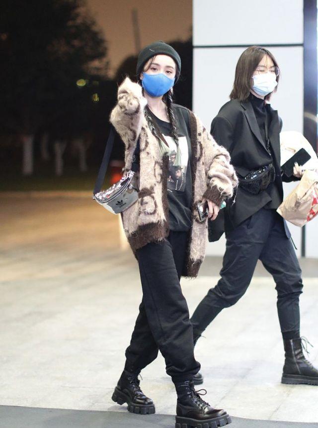 杨幂穿gucci针织衫搭配黑色厚底靴,时尚潇洒,清新又可爱