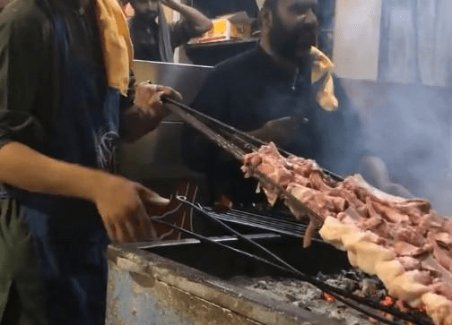 来巴基斯坦吃烧烤，看到这样的羊肉串，感觉我们平时吃的是牙签肉