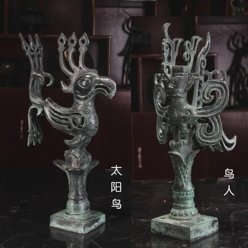 由此可见帮助黄帝的神鸟毕方是一个人面鸟身的动物,而在三星堆也就是