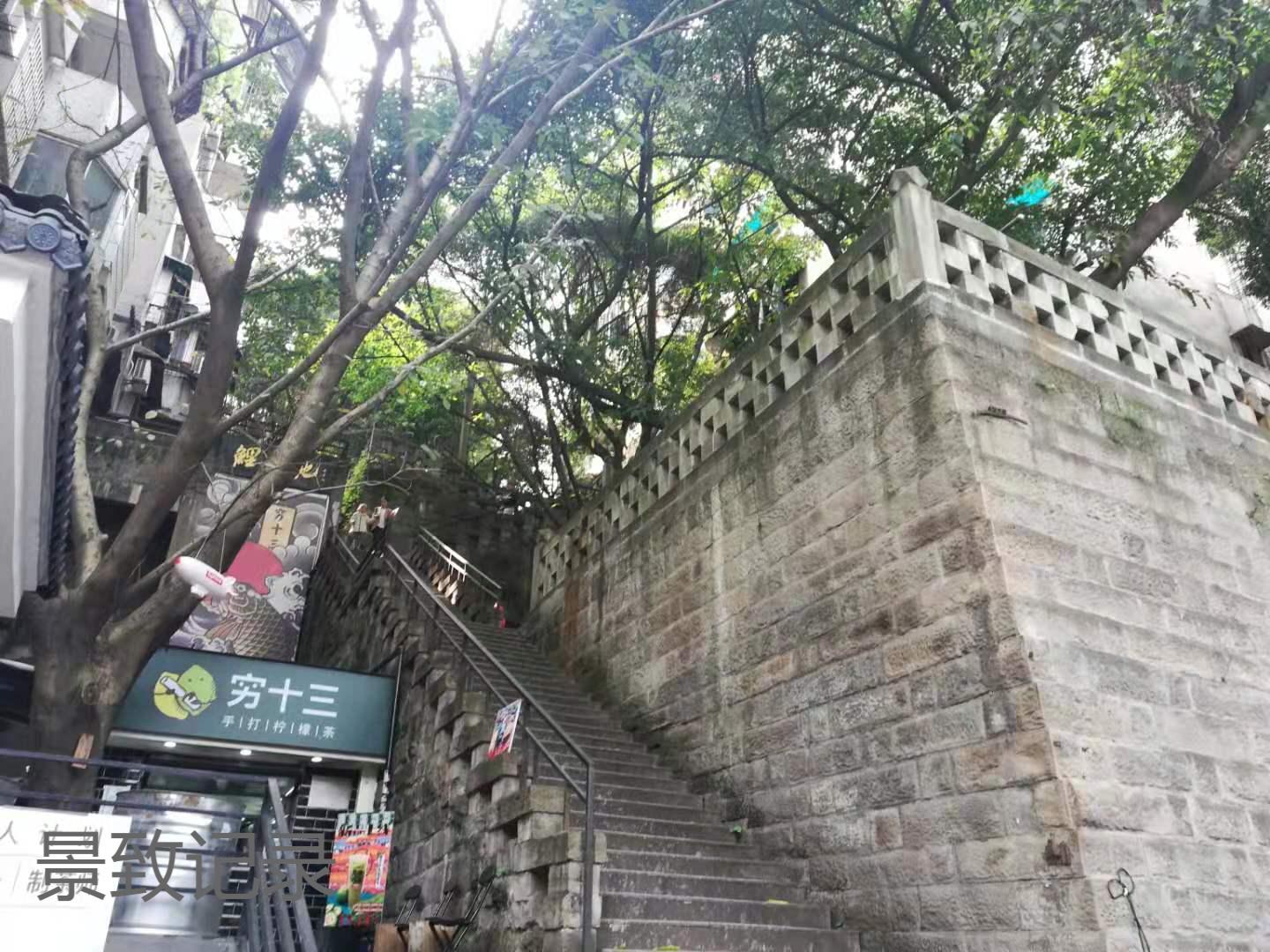 景致记录：门面有特色，塑像随意摆放，重庆江北之美，你察觉了吗