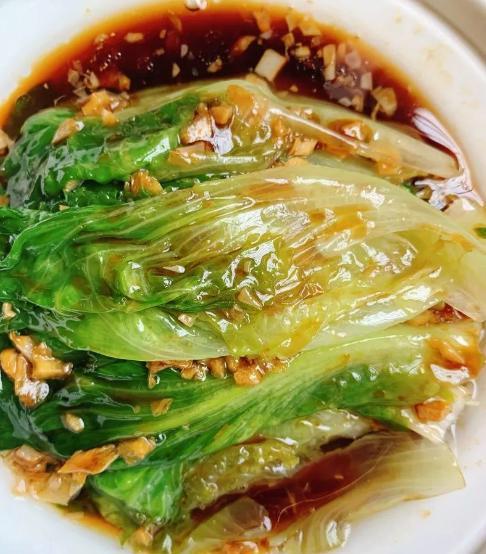 生菜作为一种绿色健康蔬菜,可以涮火锅吃,可以炒着吃,也可以凉拌吃