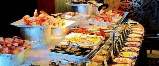 来迪拜帆船酒店吃自助餐，看到餐厅的菜品，直接没吃就走了