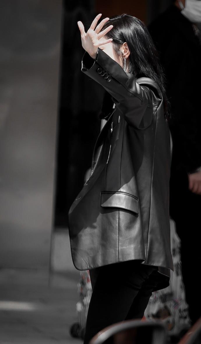 景甜街拍真酷身穿皮衣脚踩马丁靴不愧是女王大人