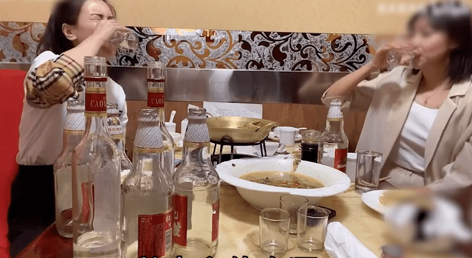 喝播赚取百万流量女网红狂灌60度烈酒为了钱可以不要命