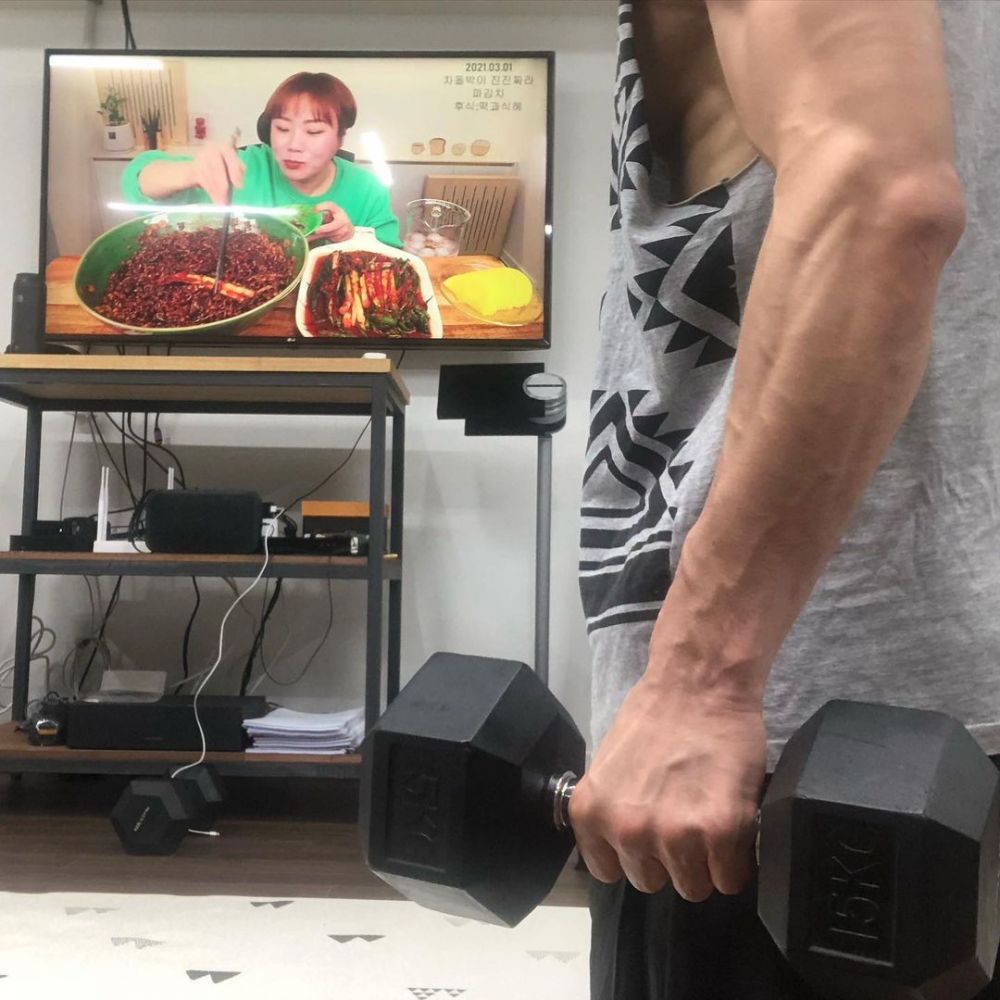 原来,rain健身的时候,是喜欢一边看吃播节目一边健身的.