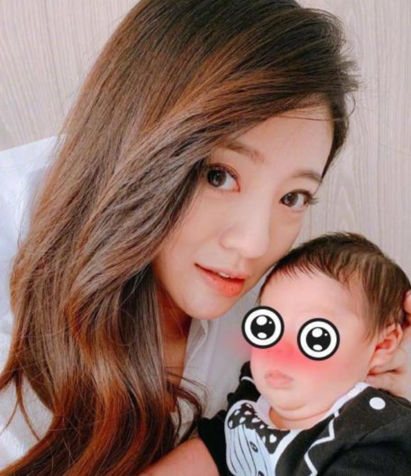 原创安以轩爱女满月照曝光可爱惹人爱陈乔恩证实比妈妈还漂亮