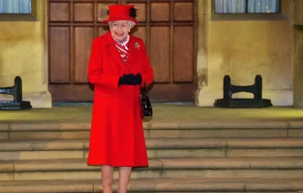 英女王携子孙大团圆！95岁露腿穿衣真抗冻，唯缺哈里夫妇显遗憾