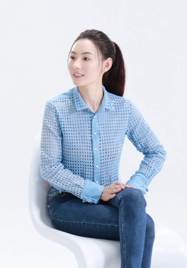 张柏芝惊艳了时光,穿衬衫配马尾清新靓丽,美人在骨不在皮_衬衣