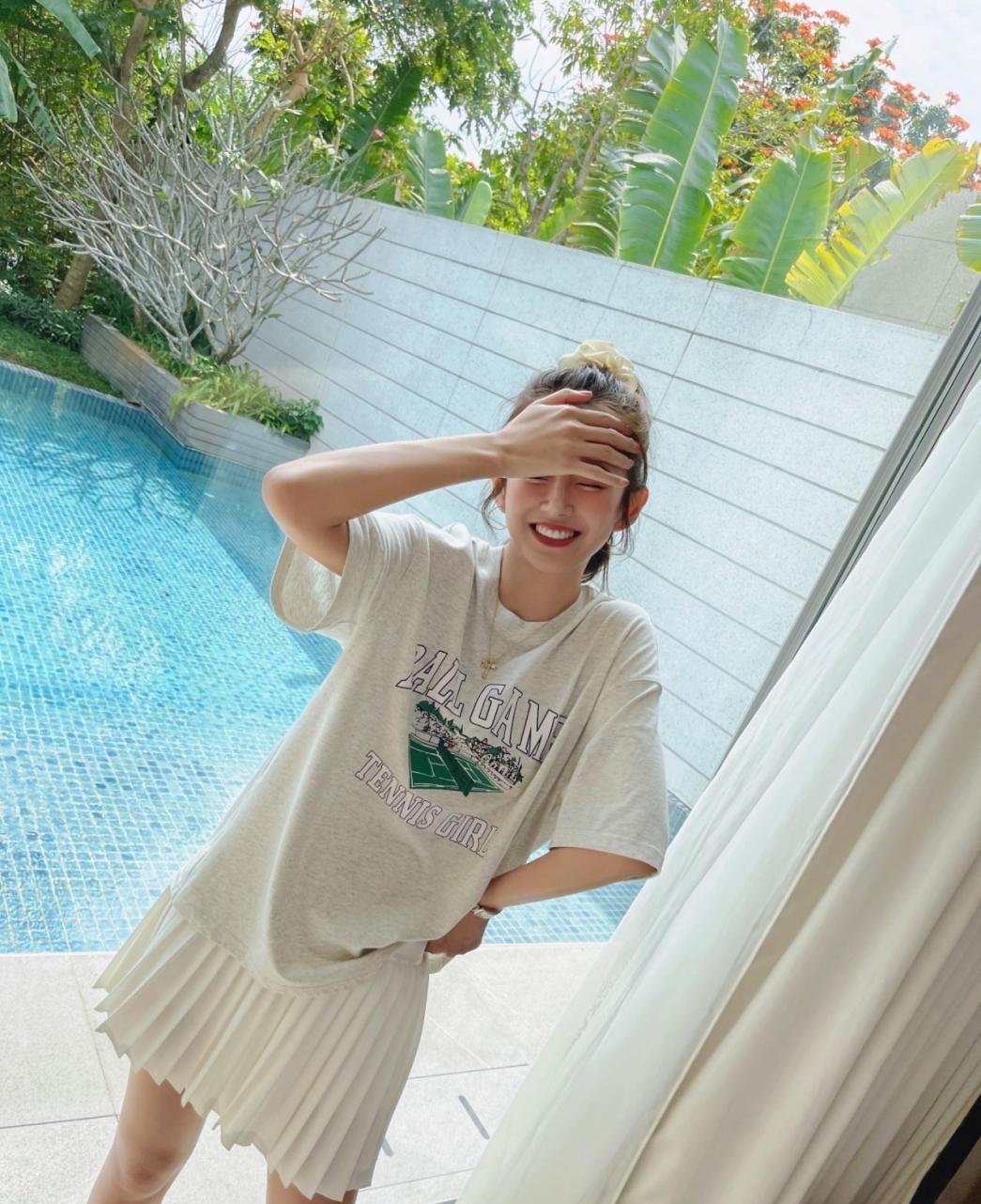 张子萱虽然颜值挺高的,但是衣品真一般,穿的衣服好普通