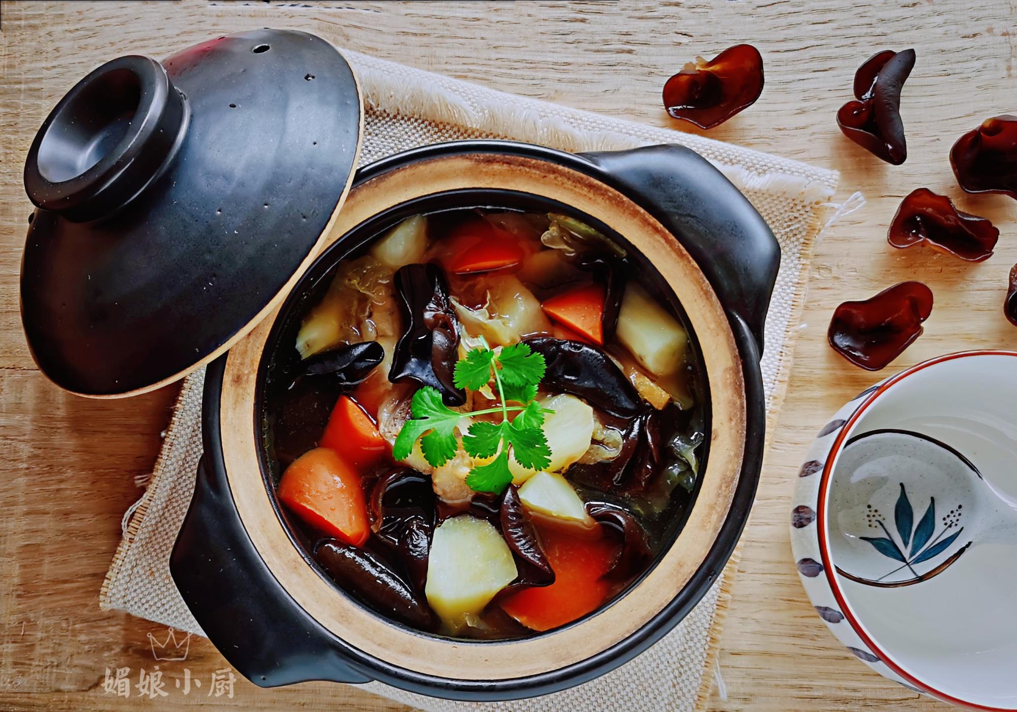 排骨搭配什么食材炖口感好 9a54e26b22a3419a84457e2b8a592812.jpeg