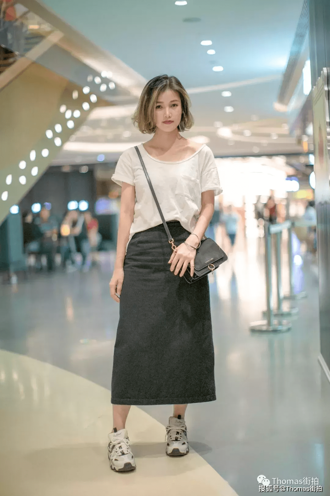 素色大圆领ta字半身长裙运动鞋.黑白色的经典搭配,休闲简单fu
