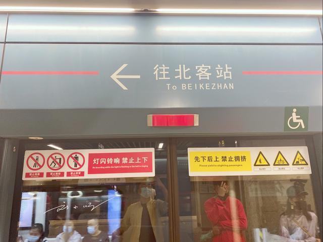 西安有个地铁站名字好奇怪，中国游客搞不清，外国游客更一头雾水