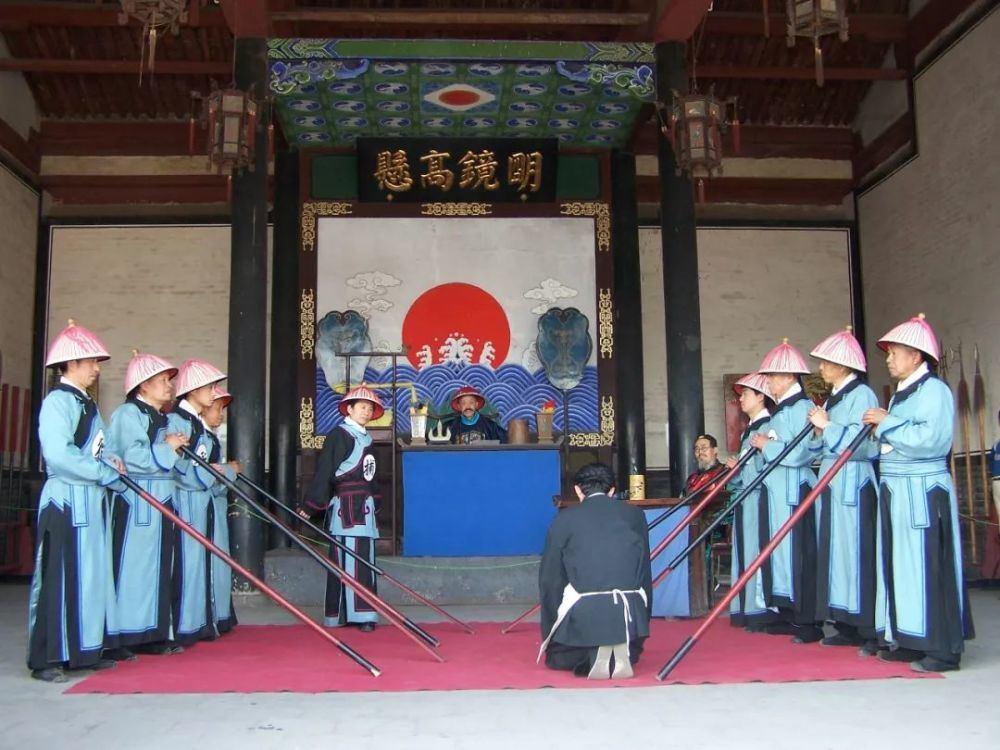 民间故事:青蛇河边含沙喷人,书生近前讲道理,带蛇入县衙申冤_刘志