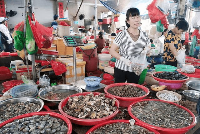 铜陵镇这座人民市场，能吃到漳州东山岛最特色的烧腱灵和宵米！