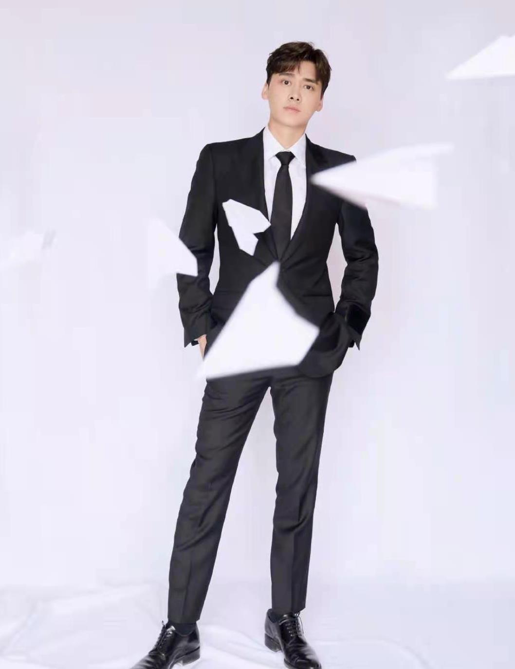 穿开叉低领裙大秀好身材,女人味爆棚_李易峰