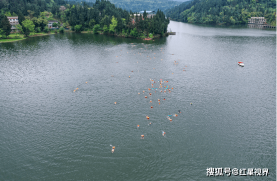 營山縣藍湖游泳協會在望龍湖舉行正式成立慶祝活動_巴中