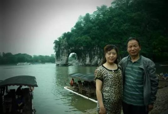 今年新疆棉事件发酵,病房中的李建利看到这个消息,在穿鞋时说了一句