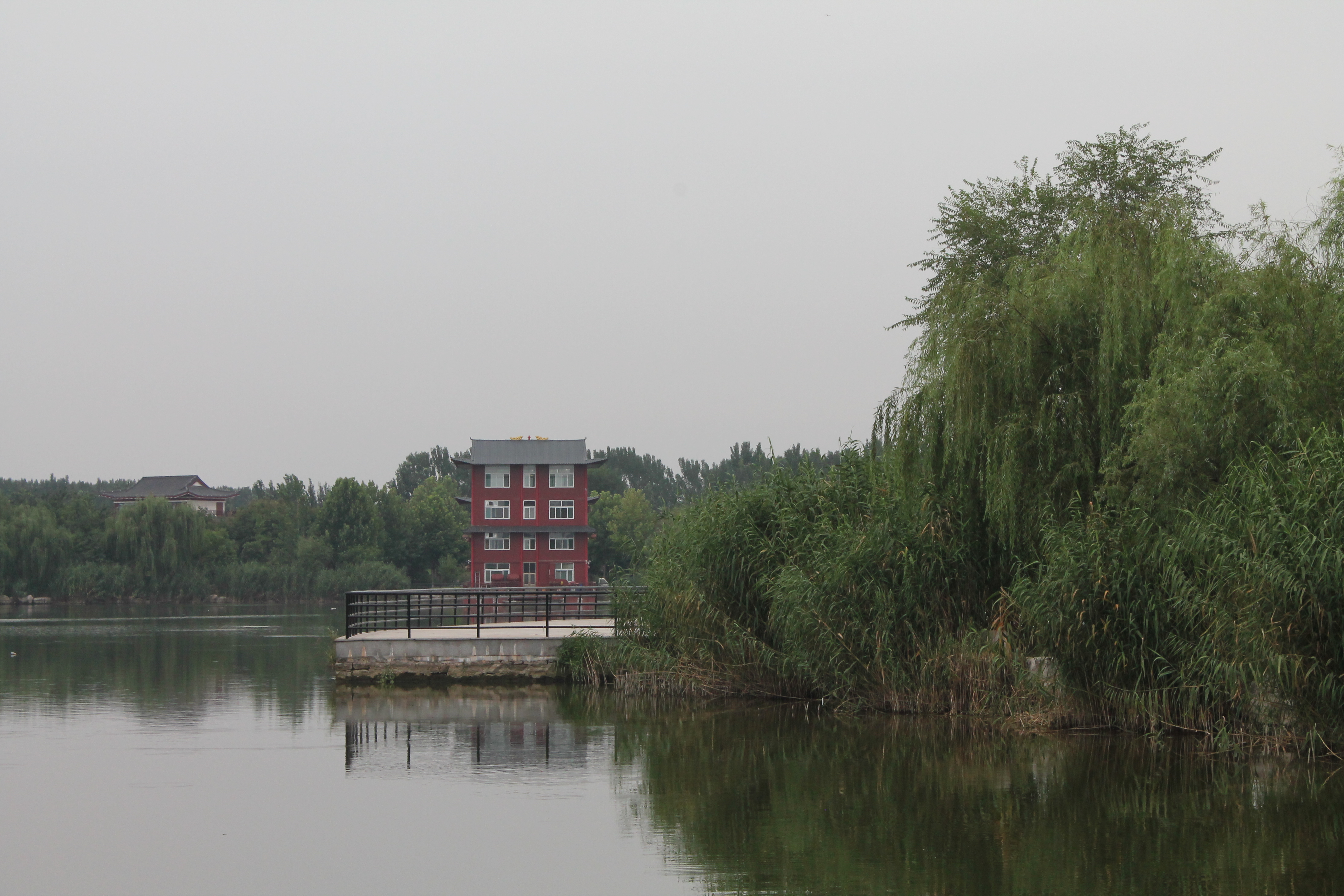 三分钟视频，带你走进周末清泉河，景色优美迷人，游人如织