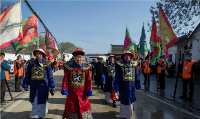 山东岳飞后裔穿清朝服饰祭祖引争议 网友 违背了祖宗的决定 祭祀