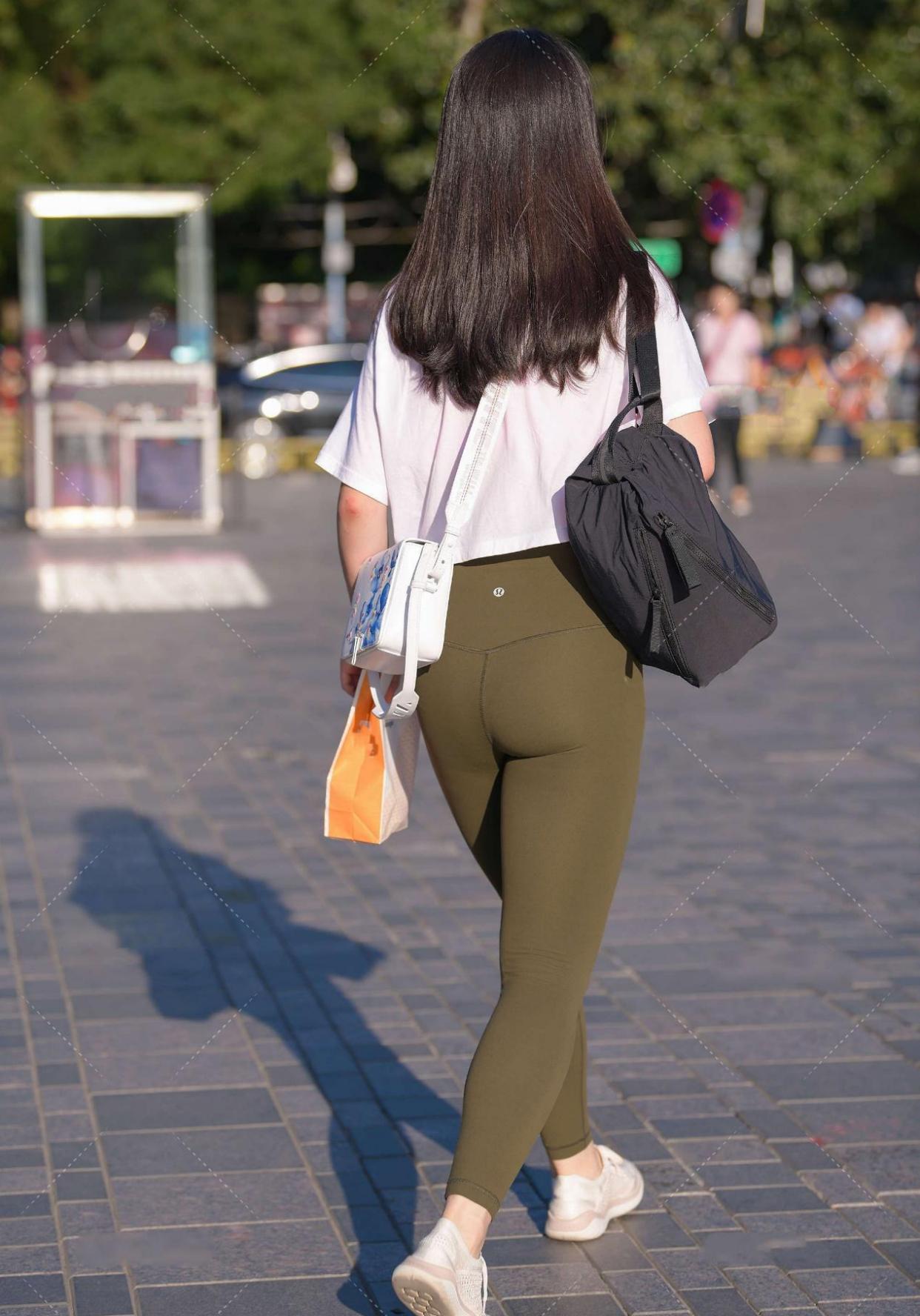 圆领短款白t搭配运动裤,干净纯洁,清纯动人_夏日里