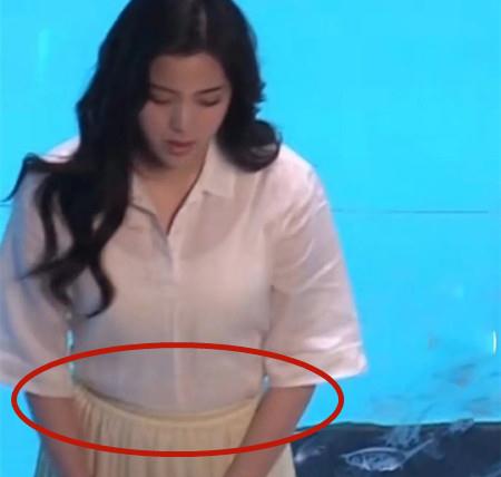 在某拍摄场地的未精修图,从照片中能看出欧阳娜娜,不止胖了一圈,肚子